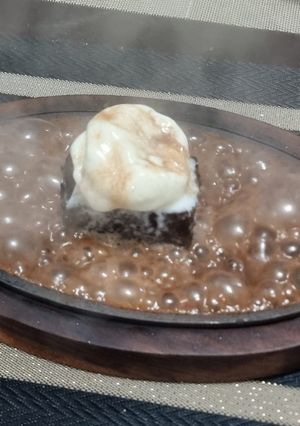 A picture of Restaurant style Brownie sizzler.