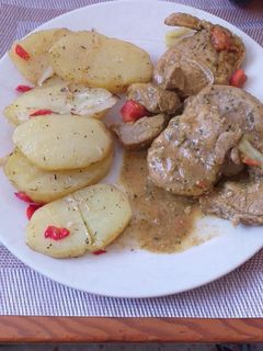 Una foto de Solomillo de cerdo con papas panaderas al horno