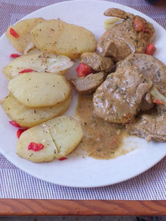 Una foto de Solomillo de cerdo con papas panaderas al horno