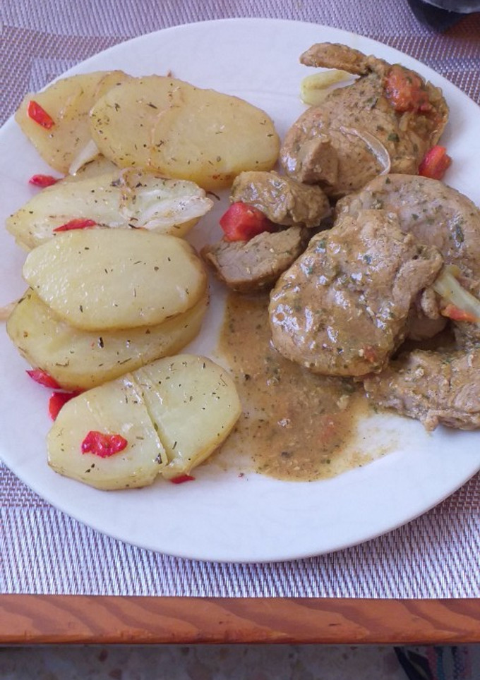 Una foto de Solomillo de cerdo con papas panaderas al horno