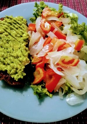 Una foto de Carne al horno con ensalada