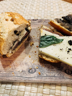Una foto de Bocata de ahumados, queso y olivada