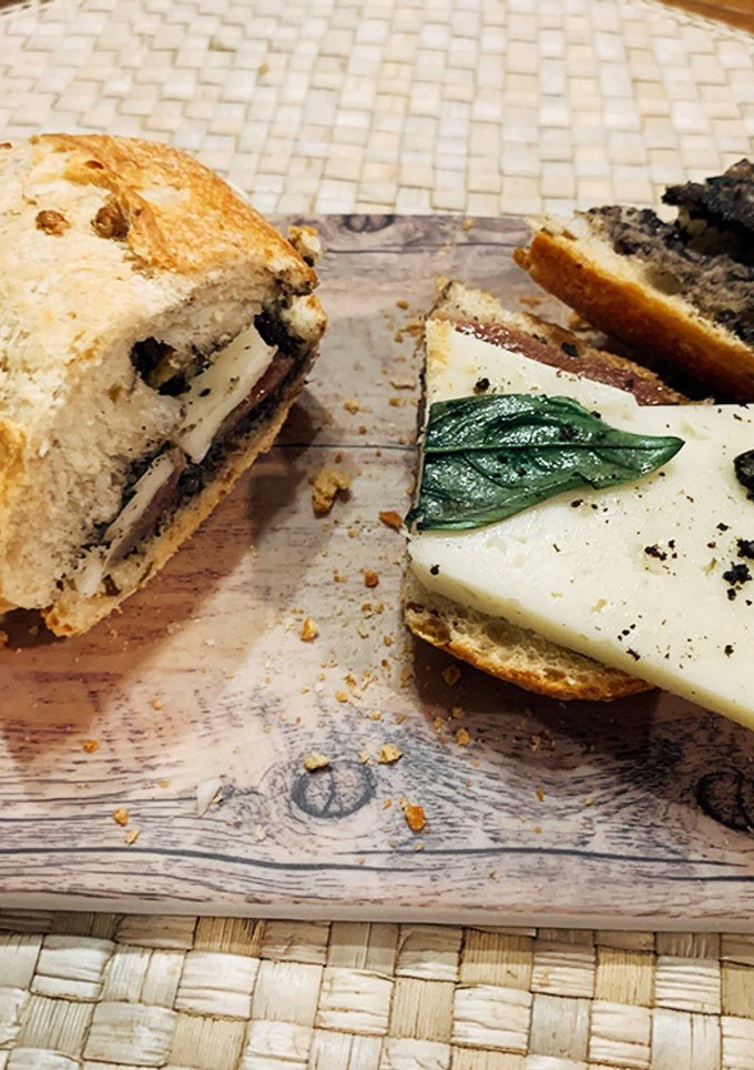 Una foto de Bocata de ahumados, queso y olivada