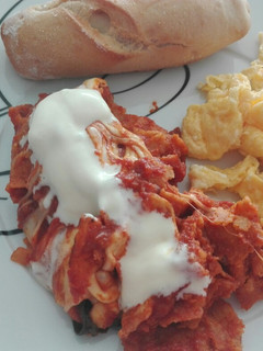 Una foto de Desayuno fácil y rápido en 3 pasos chilaquiles rojos