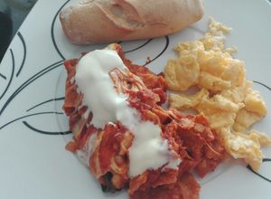 Una foto de Desayuno fácil y rápido en 3 pasos chilaquiles rojos