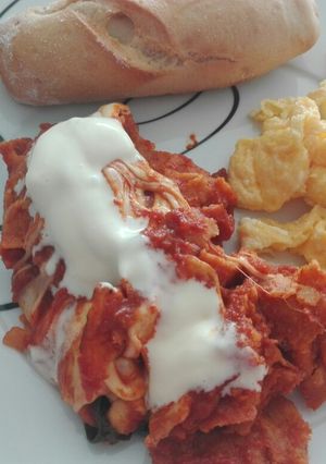 Una foto de Desayuno fácil y rápido en 3 pasos chilaquiles rojos