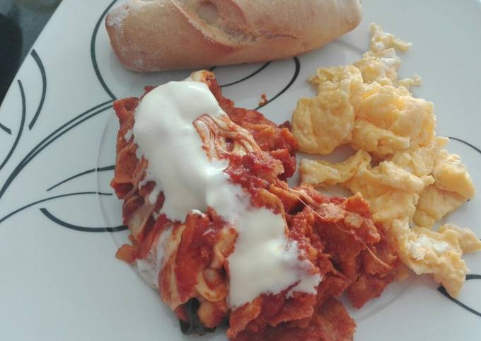 Desayuno fácil y rápido en 3 pasos chilaquiles rojos Receta de Berenice  Jasso- Cookpad