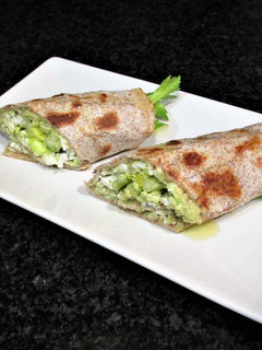 Una foto de Fajitas mexicanas rellenas con crema de aguacate y pencas de apio