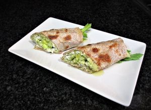 Una foto de Fajitas mexicanas rellenas con crema de aguacate y pencas de apio