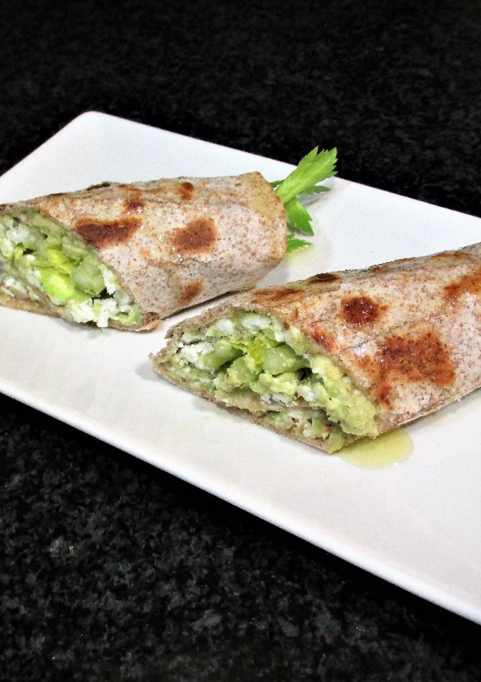 Una foto de Fajitas mexicanas rellenas con crema de aguacate y pencas de apio