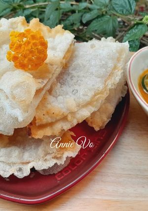 Hình của món Bánh tráng phơi sương quết chả cá chiên giòn.