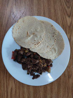 A picture of Tacos de carne con calabaza (578 kcal).