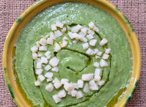 Una foto de Sopa fría de palta con menta, queso Feta y mucho más 🥑 🍋 🌱 🧄🫒🫑🥒🧀inspirada en los gazpachos verdes 🇪🇸