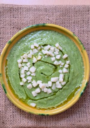 Una foto de Sopa fría de palta con menta, queso Feta y mucho más 🥑 🍋 🌱 🧄🫒🫑🥒🧀inspirada en los gazpachos verdes 🇪🇸