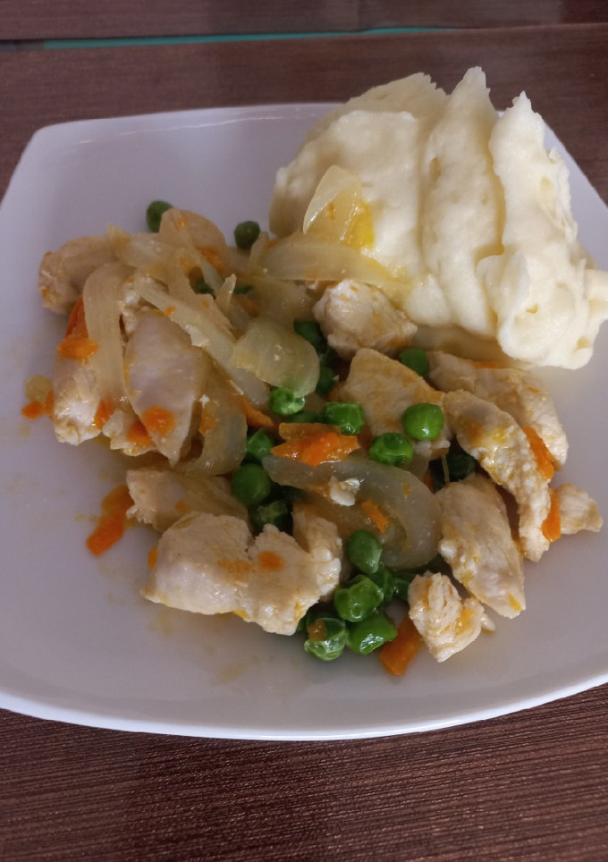 Una foto de Pollo arvejado