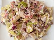 Una foto de ensalada de pasta con nueces