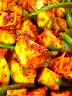 आम और मिर्च का चटपटा अचार (Aam aur Mirch Ka Chatpata Achar recipe in Hindi) रेसिपी मुख्य फोटो