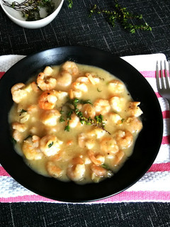 Una foto de Colas de gambas en salsa blanca al tomillo limonero