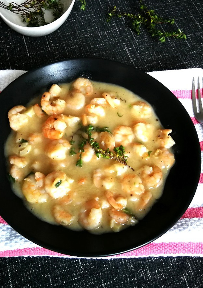 Una foto de Colas de gambas en salsa blanca al tomillo limonero