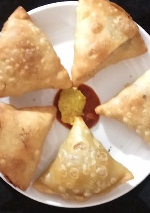 સમોસા (Samosa Recipe in Gujarati) રેસીપી મુખ્ય ફોટો