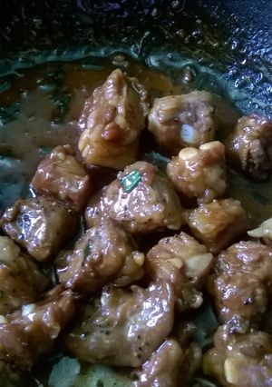 Hình của món Sườn non rim mặn ngọt.