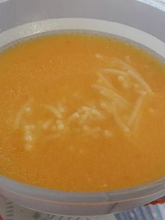 Una foto de Caldo de verduras y pollo