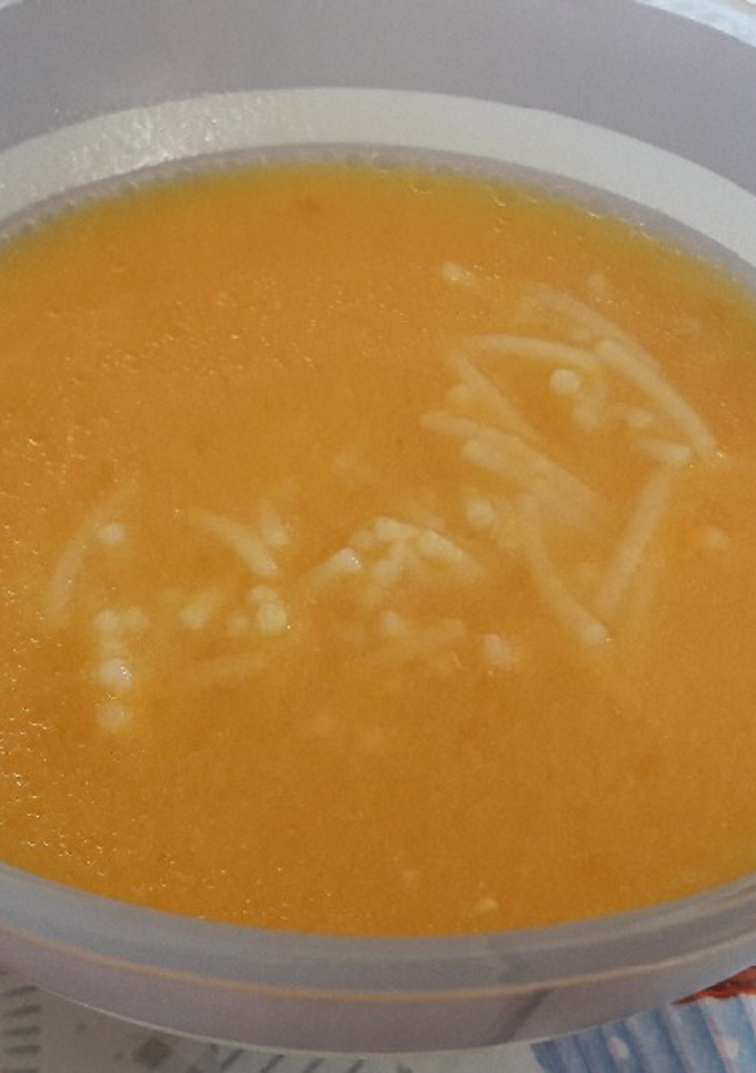 Una foto de Caldo de verduras y pollo