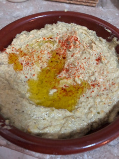 Una foto de Hummus de verduras asadas