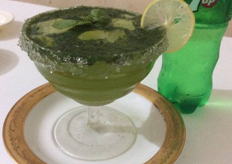 Mint margarita for guests