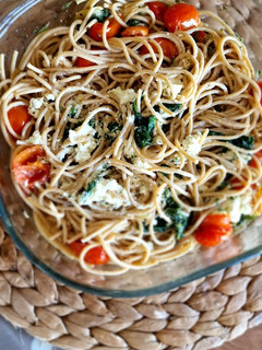 Una foto de Pasta con cherry, feta y espinacas