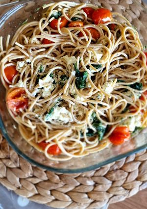 Foto principal de Pasta con cherry, feta y espinacas