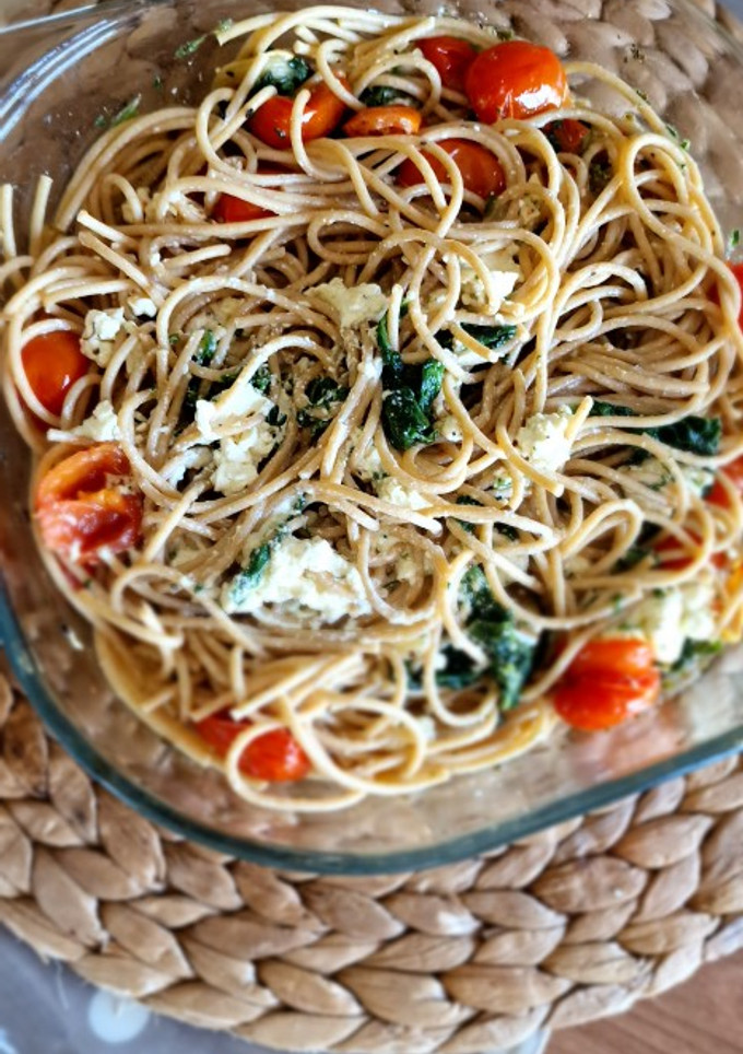 Una foto de Pasta con cherry, feta y espinacas