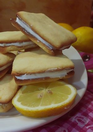 Una foto de Galletitas de limón rellenas