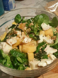 Una foto de Ensalada de canónigos y frutas (caqui, aguacate, manzana)