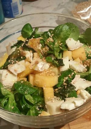 Foto principal de Ensalada de canónigos y frutas (caqui, aguacate, manzana)