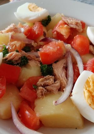 Foto di Insalata di patate, tonno, uova e pomodori