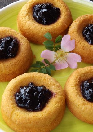 Una foto de Esponjitas con pastillas de chocolate y mermelada de moras