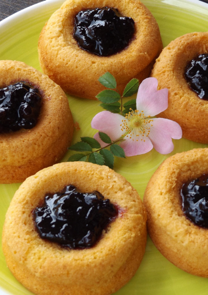 Una foto de Esponjitas con pastillas de chocolate y mermelada de moras