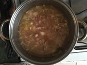 Una foto de alubias con carne