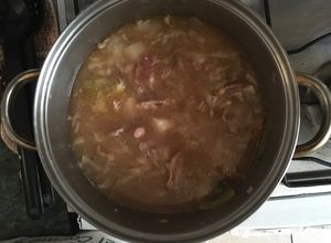 Una foto de Alubias con pie de cerdo