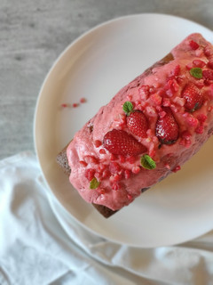Foto di Plumcake al limone con glassa di lamponi e fragole