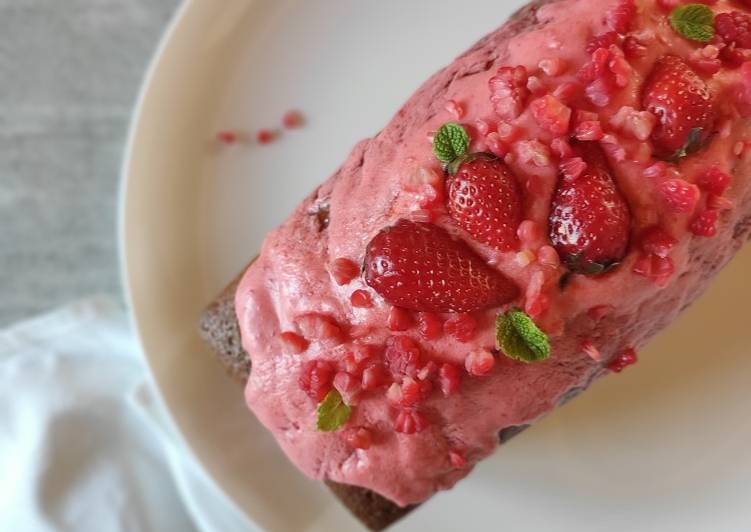 Plumcake al limone con glassa di lamponi e fragole