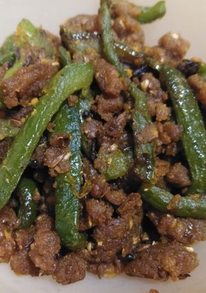 बेसन शिमला मिर्च (Besan shimla mirch recipe in hindi) रेसिपी मुख्य फोटो