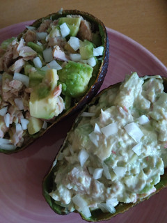 Una foto de Aguacate relleno de atún