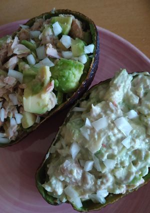 Una foto de Aguacate relleno de atún