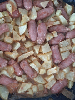 Una foto de Salchichas frescas al vino con patatas