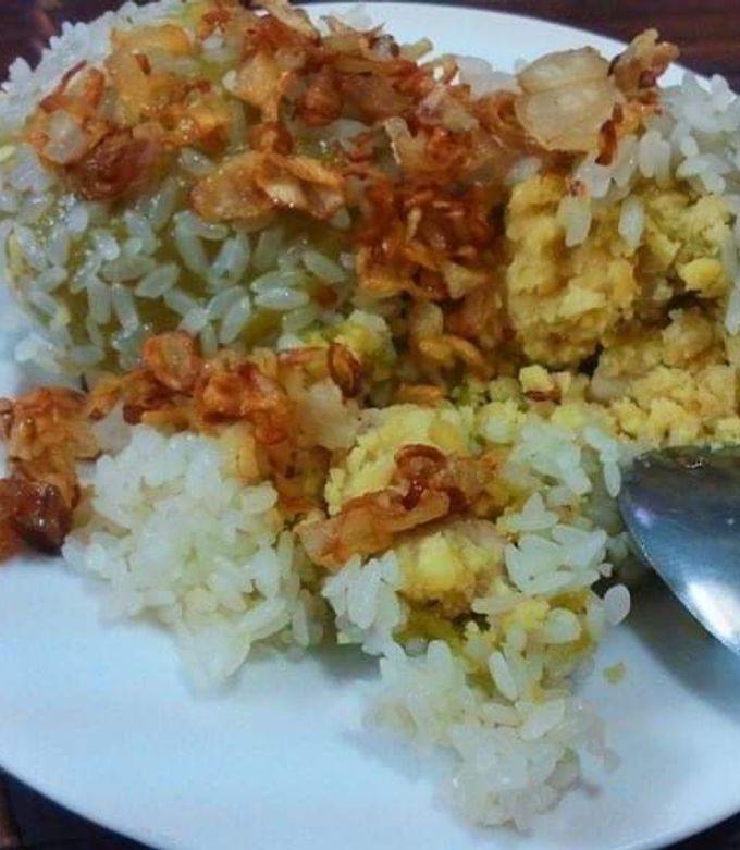 Hình của món Xôi khúc (làm bằng cải bó xôi).