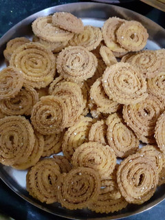 ચોખા ના લોટ ની ચકરી (Chakri recipe in gujrati) રેસીપી મુખ્ય ફોટો