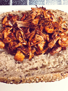 Una foto de Bocadillo de Pulled Jackfruit “pork”