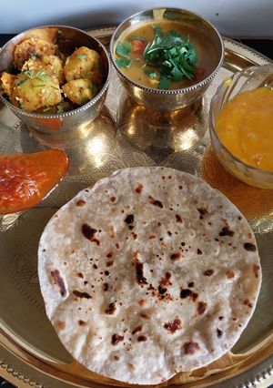 A picture of Sukhi Bhaaji Khati meethi dal and fulka roti - a Gujarati Thali.